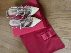 ロックスタッズエナメルストラップパンプス　ヴァレンティノシューズ