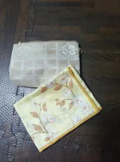 シャネルのポーチとnina Ricci ハンカチ