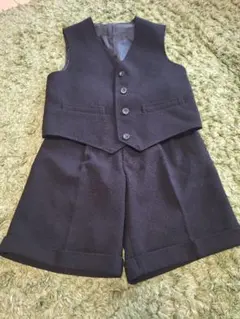 フォーマル　黒のベストとショートパンツセット130A