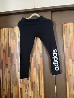 adidas ブラック タイツ ロゴ入り