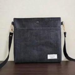 デニム　ダークカラーブラック系　少し横長のハンドメイドサコッシュ　Dカン　マチ