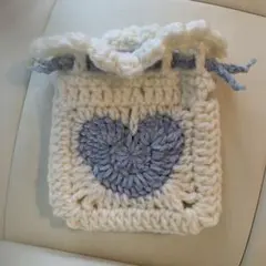 ハート模様のフリル付き巾着袋