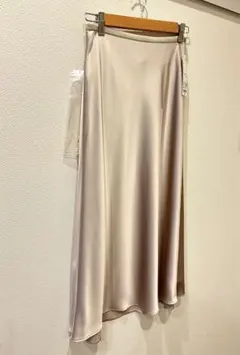 新品タグ付き UNIQLO サテンスカート ベージュ M