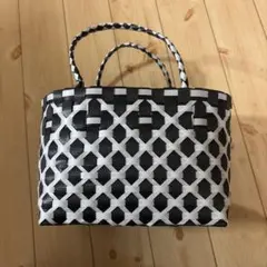 黒白ストライプのかごバッグ