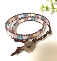 スクエアビーズのラップブレス　革ひも　ボタン　エスニック調　ハンドメイド