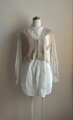 ホワイトブラウス・ベージュニットベスト