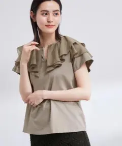 ロペ　オリーブ色 フリル付き 半袖トップス　【洗える】布帛ラッフル襟カットソー