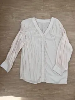 Vネック 長袖シャツ　クリーム色