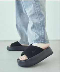 NIKE 厚底サンダル ブラックのサムネイル