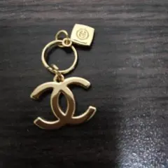 CHANEL ホリデーゴールド ダブルCロゴ キーホルダー2023年限定