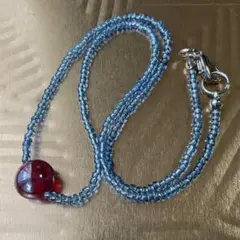 赤ガラス・ブルービーズネックレス　透明感 個性的アクセサリー　シルバー色