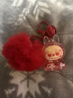 ラブブ赤いファー付きキーホルダー