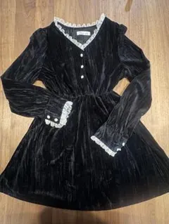 黒 ベロア調フリルワンピース パール調ボタン 長袖