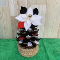 松ぼっくり　クリスマスツリー　ホワイト×レッド×ブラックハンドメイド