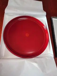 赤い漆器　丸盆 花模様付き　菊　約30cm