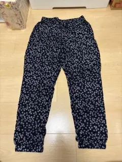 ユニクロ　ネイビー　花柄　リラックスパンツ