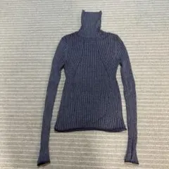 タートルネックリブニット