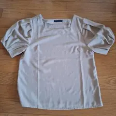 ベージュ スクエアネック ブラウス ポリエステル100%