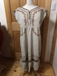 ハナトギター刺繍ワンピース新品のサムネイル