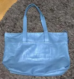 青いレザートートバッグ
