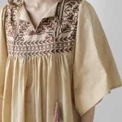 Bab バブ フロント刺繍タッセルワンピース　ベージュ　リンクイットのサムネイル