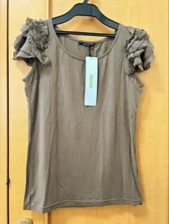 ＊dinos ＊フリル袖 ・ストレッチカットソー Tシャツ （未使用）ブラウンのサムネイル