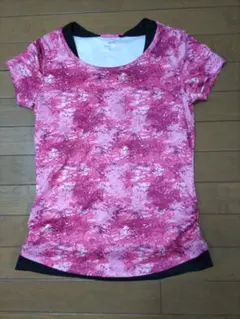 TIGORAのピンク柄の半袖Tシャツ