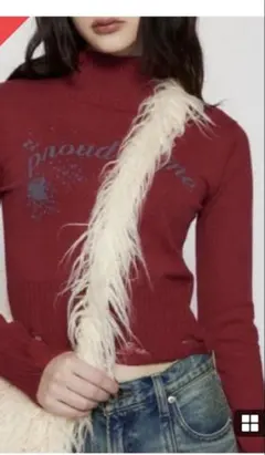 赤いタートルネック クロップドセーター