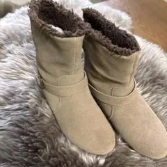 ファー付きベージュスエードショートブーツ