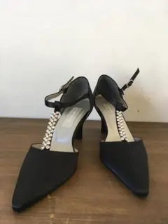 ビジュー付きサテンパンプス