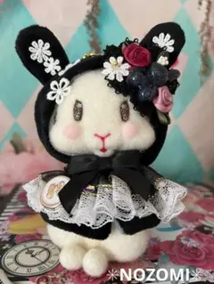 羊毛フェルト☆ストラップ付き縫いぐるみʕ•ᴥ•ʔフラワーうさぎ♡黒