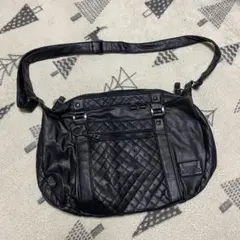 黒いキルティングショルダーバッグ