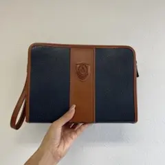 レザー製ネイビーとブラウンのクラッチバッグ