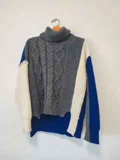 ケーブル編みタートルネックセーター