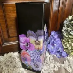 花柄の黒い四角花器