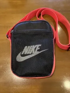 NIKE メッシュショルダーバッグ ブラック/レッド