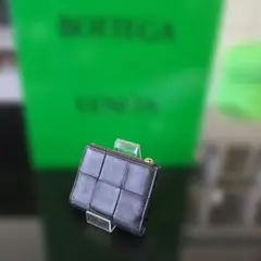 BOTTEGA VENETA ブラックレザー二つ折り財布