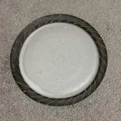ストライプ模様の陶器製皿　円形