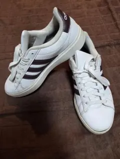 adidas レディース スニーカー ホワイト ブラウン