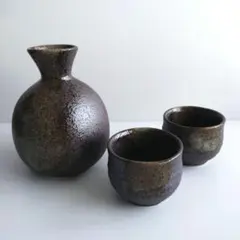 陶器製酒器セット（徳利と2つのお猪口）