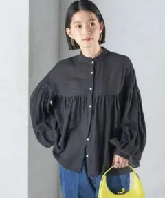 極美品✨定価１.４万❤️　黒　洗える　スタンドフリル ボリューム ブラウス◆のサムネイル