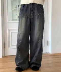 スタッズ付きデニムパンツ