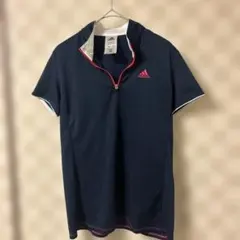 アディダス（adidas）のハーフジップ半袖ポロシャツです。