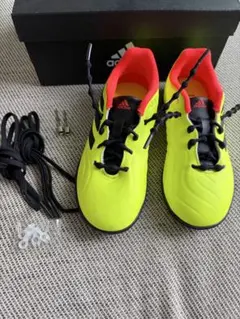 新品　adidas サッカー　トレシュー　18cm キッズ　サッカーシューズのサムネイル