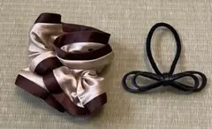 セレモニーにも☆髪飾り2点セット/ベージュブラウンシュシュ&革風リボンヘアゴム黒