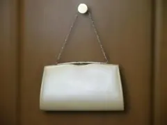 ハンドバッグ クリーム色 チェーン銀色 サイズD24*D5*H13.5cm