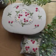 ハンドメイドソーイングボックス　刺繍入り裁縫小物入れ　ベリーのリース刺繍