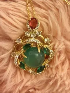 花のデザイン 緑色の翡翠宝石 ネックレス！中石はスィング廻るデザイン鑑定書つき