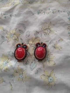 赤いオーバル型ビーズ装飾イヤリング