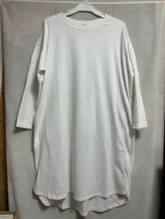 ロング丈Tシャツワンピース　長袖　無地　ホワイト　サイドポケット付き　フリー